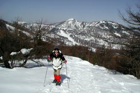 篭の登・水の塔山を背に登る