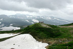 白雲岳避難小屋とトムラウシ
