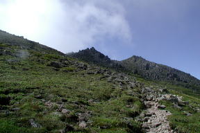 山頂に雲が