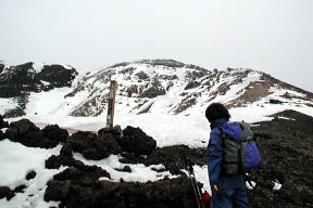 8合目から山頂を仰ぎ見る