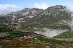 黒岳山頂から北鎮・凌雲岳を望む