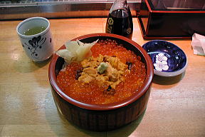 青森駅前市場でうにいくら二色丼を食う