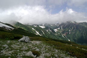 頂上に向かう登山道との分岐点付近からの鷲羽の眺め