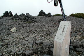 ガスに包まれた祖父岳山頂