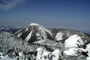 北横岳山頂より蓼科山をのぞむ