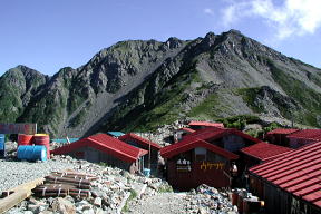 農鳥小屋と西農鳥岳