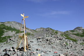 下降点標識と農鳥岳