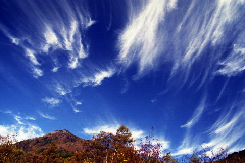 乾徳山頂と秋晴れの空