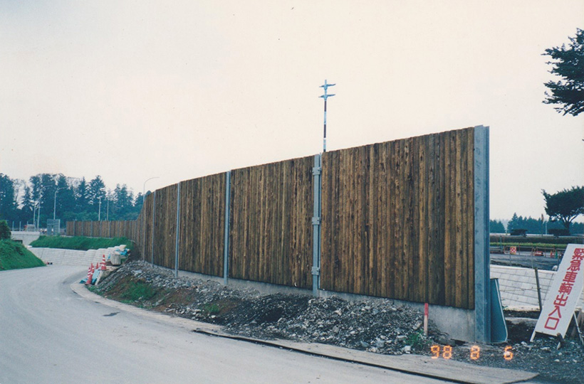 クロスポール構造の木格子＆フェンス、木べえさん。大きな角材を使った特注ルーバーフェンス。天然木ヒノキ