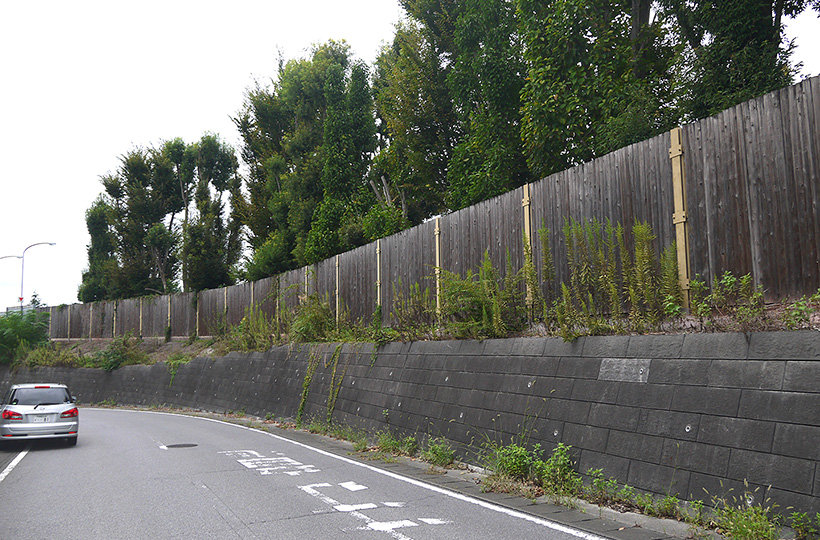 木の塀、縦格子のウッドフェンス、木べえさん。 3060角と42角の小間入り格子フェンス。天然木ヒノキ