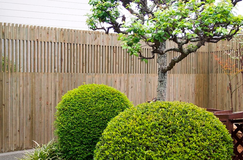 クロスポール構造の木格子スクリーン、木べえさん。 56角 目隠しフェンス。天然木ヒノキ