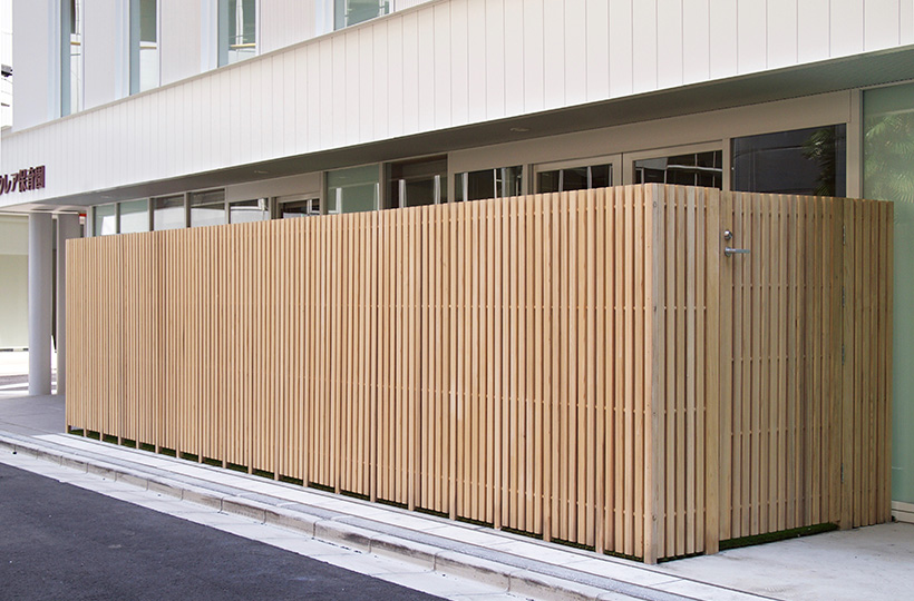 クロスポール構造の木格子スクリーン、木べえさん。 42×56角の縦格子。天然木スギ柾