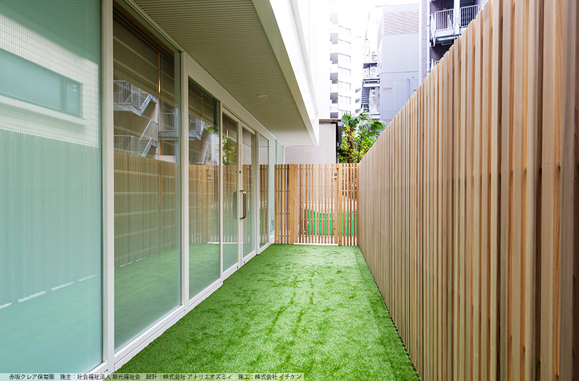 クロスポール構造の木格子スクリーン、木べえさん。 42×56角の縦格子。天然木スギ柾