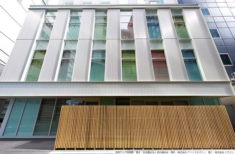 クロスポール構造の木格子スクリーン、木べえさん。 42×56角の縦格子。天然木スギ柾