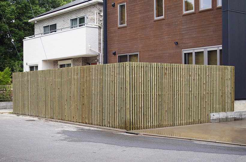 クロスポール構造の木格子＆フェンス、木べえさん。 4085角 格子フェンス。天然木ヒノキ