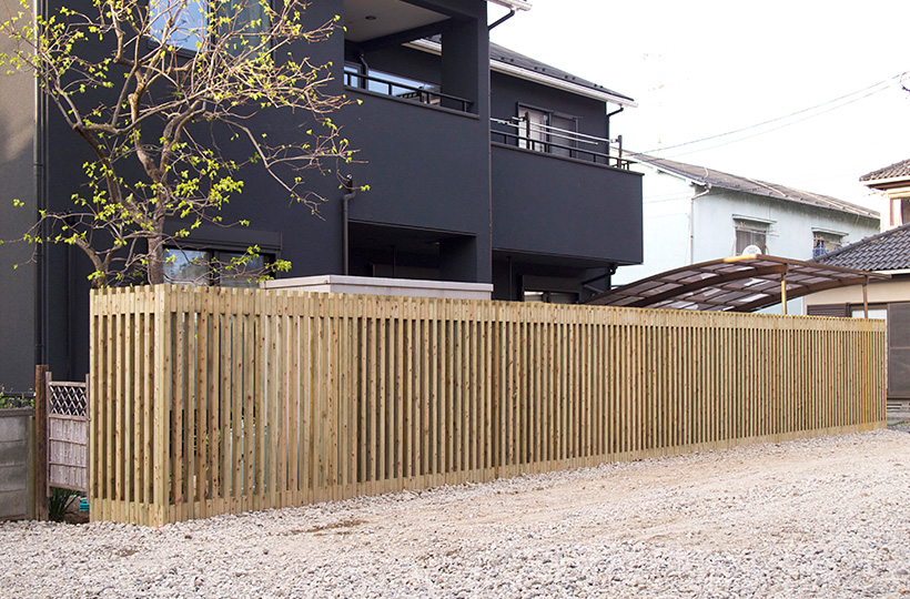 クロスポール構造の木格子＆フェンス、木べえさん。 4085角 格子フェンス。天然木ヒノキ