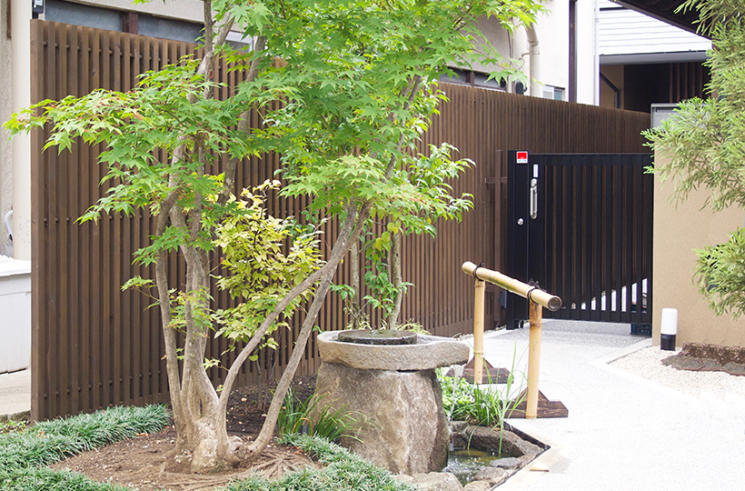 クロスポール構造の木格子＆フェンス、木べえさん。 4085角 格子フェンス。天然木ヒノキ