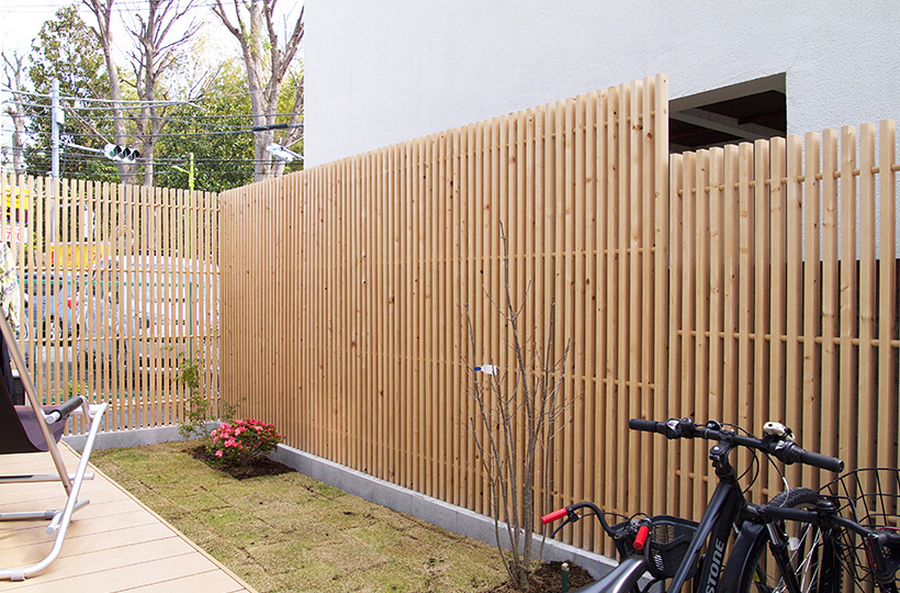 クロスポール構造の木格子＆フェンス、木べえさん。 42角 格子フェンス。天然木ヒノキ