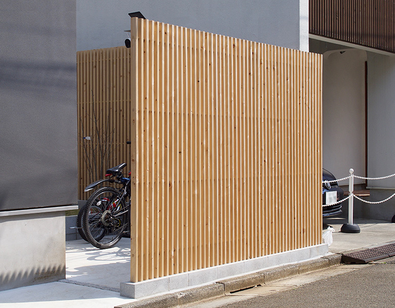 クロスポール構造の木格子スクリーン、木べえさん。 56角 目隠しフェンス。天然木ヒノキ