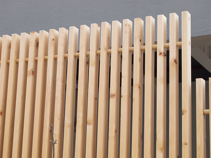 クロスポール構造の木格子スクリーン、木べえさん。 56角 目隠しフェンス。天然木ヒノキ