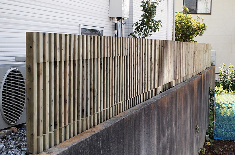 クロスポール構造の木格子＆フェンス、木べえさん。 4085角 格子フェンス。天然木ヒノキ