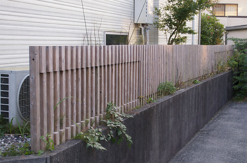 クロスポール構造の木格子＆フェンス、木べえさん。 4085角 格子フェンス。天然木ヒノキ