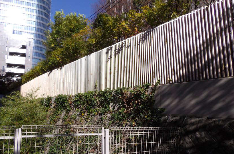 クロスポール構造の木格子スクリーン、木べえさん。 56角 目隠しフェンス。天然木ヒノキ