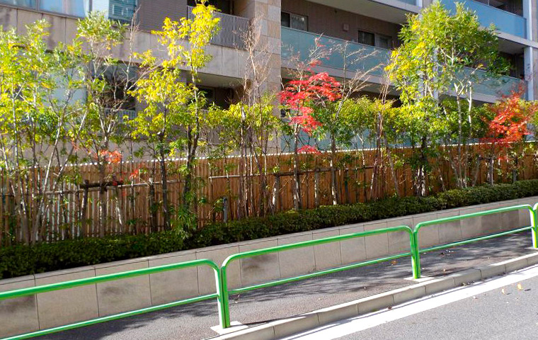 クロスポール構造の木格子スクリーン、木べえさん。 56角 目隠しフェンス。天然木ヒノキ