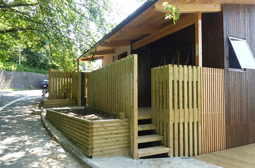 クロスポール構造の木格子＆フェンス、木べえさん。 4085角 格子フェンス。天然木ヒノキ