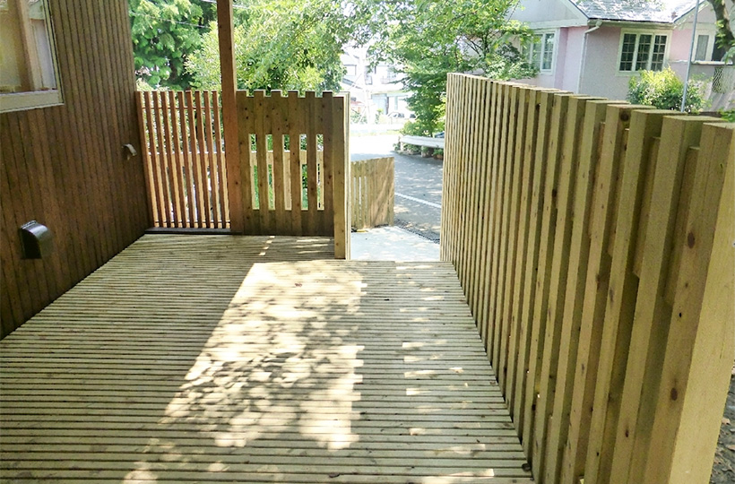 クロスポール構造の木格子＆フェンス、木べえさん。 4085角 格子フェンス。天然木ヒノキ