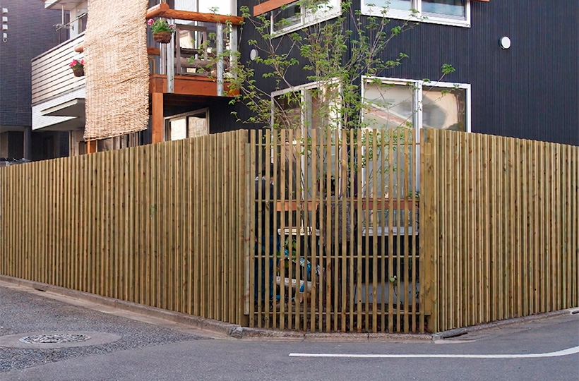 木の塀、縦格子のウッドフェンス、木べえさん。 4085角と3056角のコンビ 格子フェンス。天然木ヒノキ