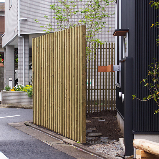 木の塀、縦格子のウッドフェンス、木べえさん。 4085角と3056角のコンビ 格子フェンス。天然木ヒノキ