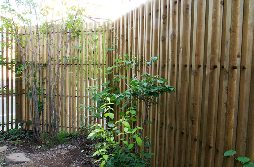 木の塀、縦格子のウッドフェンス、木べえさん。 4085角と3056角のコンビ 格子フェンス。天然木ヒノキ