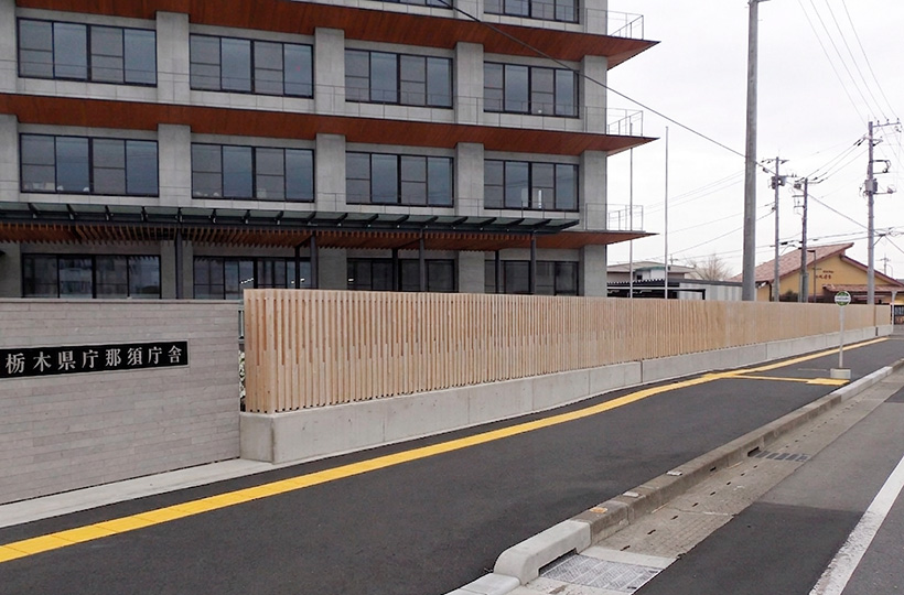 クロスポール構造の木格子＆フェンス、木べえさん。 4085角 格子フェンス。天然木ヒノキ