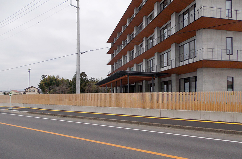 クロスポール構造の木格子＆フェンス、木べえさん。 4085角 格子フェンス。天然木ヒノキ