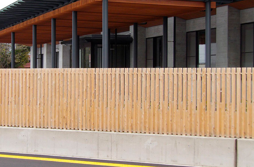 クロスポール構造の木格子＆フェンス、木べえさん。 4085角 格子フェンス。天然木ヒノキ