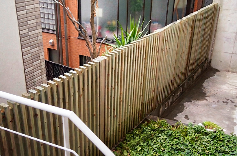 クロスポール構造の木格子＆フェンス、木べえさん。 4085角 格子フェンス。天然木ヒノキ