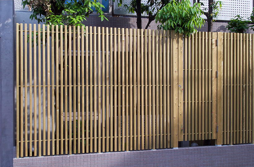 クロスポール構造の木格子＆フェンス、木べえさん。 4085角 格子フェンス。天然木ヒノキ