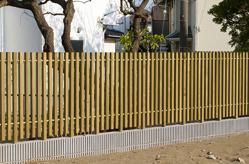 クロスポール構造の木格子＆フェンス、木べえさん。 4085角 格子フェンス。天然木ヒノキ