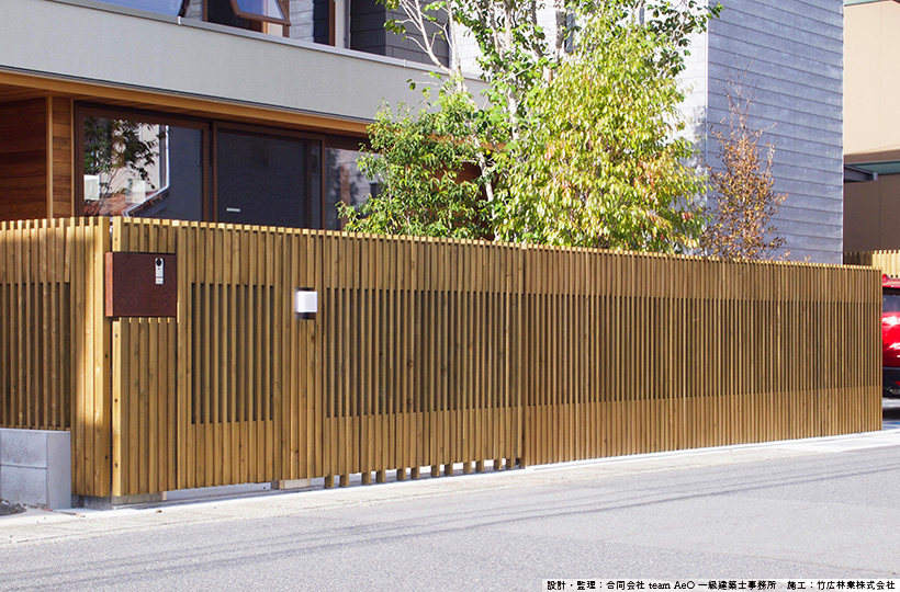 クロスポール構造の木格子＆フェンス、木べえさん。 3060角と42角の小間入り格子フェンス。天然木ヒノキ