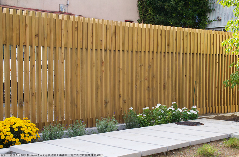 クロスポール構造の木格子＆フェンス、木べえさん。 3060角と42角の小間入り格子フェンス。天然木ヒノキ