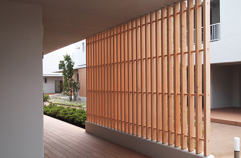 クロスポール構造の木格子＆フェンス、木べえさん。大きな角材を使った特注ルーバーフェンス。天然木ヒノキ