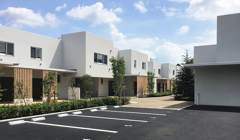 クロスポール構造の木格子＆フェンス、木べえさん。大きな角材を使った特注ルーバーフェンス。天然木ヒノキ