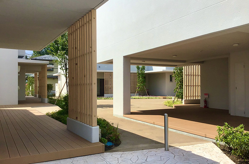 クロスポール構造の木格子＆フェンス、木べえさん。大きな角材を使った特注ルーバーフェンス。天然木ヒノキ