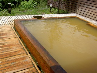 �؂̉����Ɉ͂܂ꂽ�؂̗���