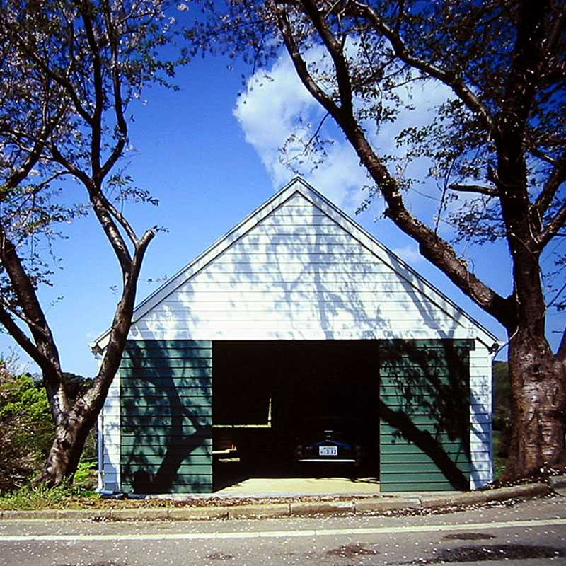 湘南・大磯町西小磯　傾斜地の家　ガレージハウスの写真