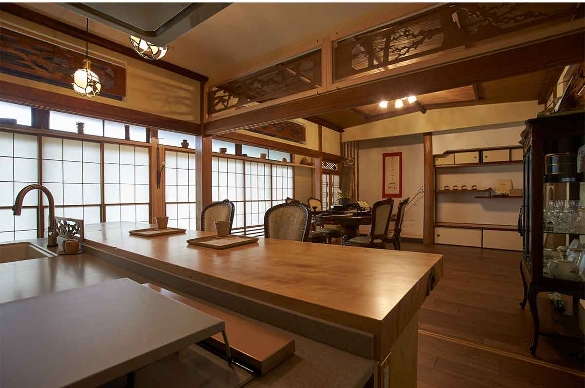 一枚板のカウンターと欄間、床の間