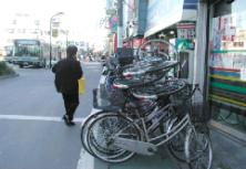放置自転車/商店街のバスと歩行者その1