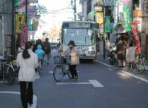 放置自転車/商店街のバスと歩行者その2