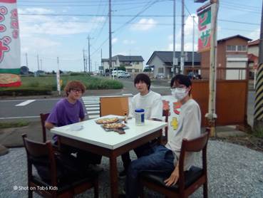 ���O�̃e�[�u���ŐH�������Ă���l����

�����x�̐��x�Ŏ����I�ɐ������ꂽ����